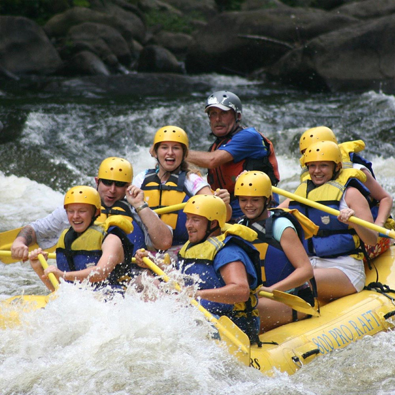 Collaborateurs participant à une activité rafting en équipe