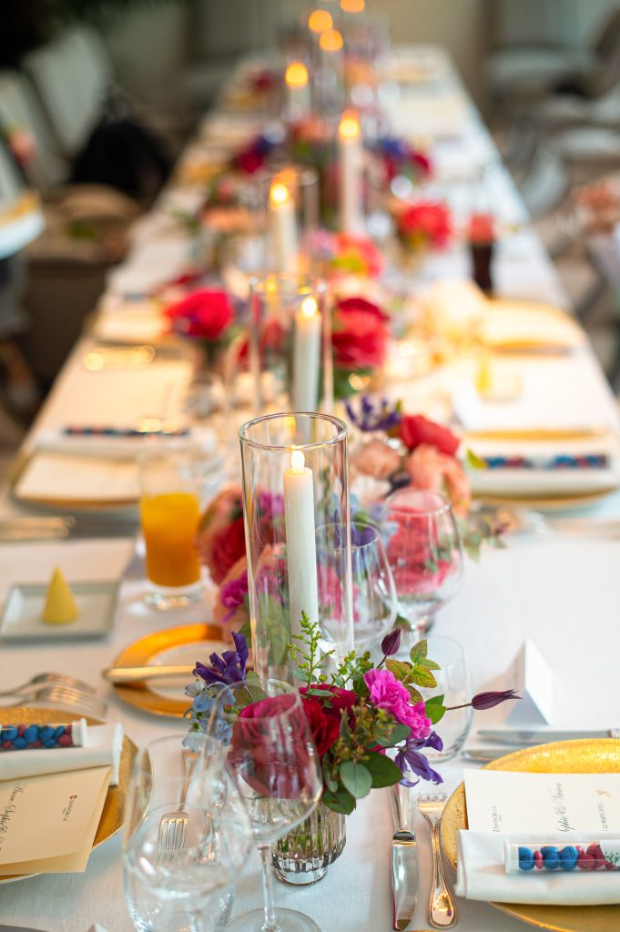 Table de réception décorée pour un mariage élégant avec fleurs et bougies