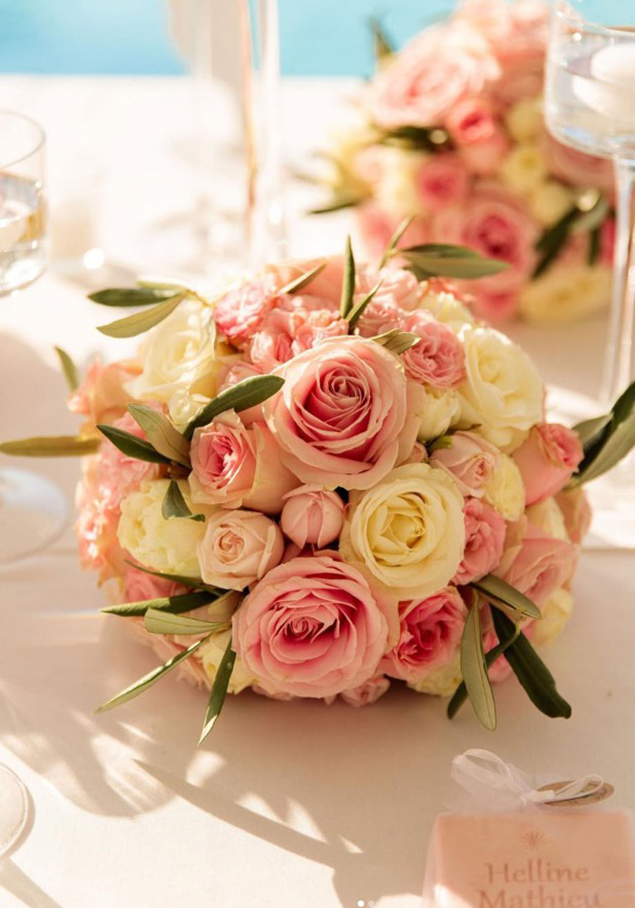 Bouquet de fleurs roses utilisé lors d’un mariage élégant