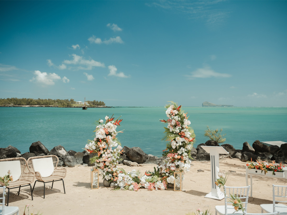 Décoration de cérémonie laïque sur une plage pour mariage élégant