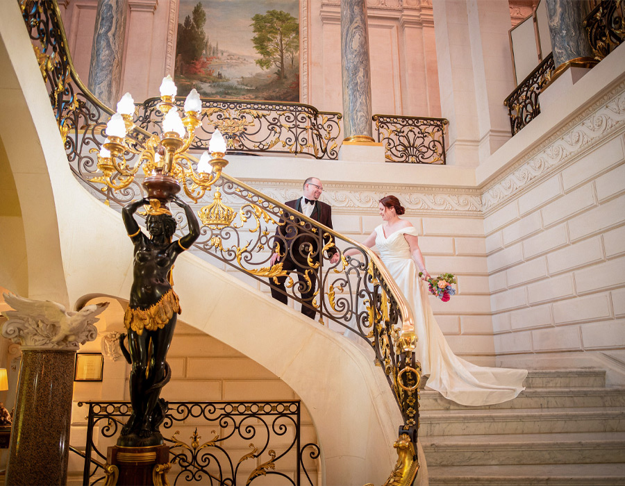 Mariée descendant un escalier élégant lors d’un mariage coordonné par une wedding planner