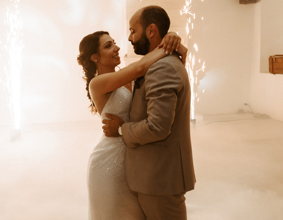 Couple de mariés pendant leur ouverture de bal lors d’un mariage élégant