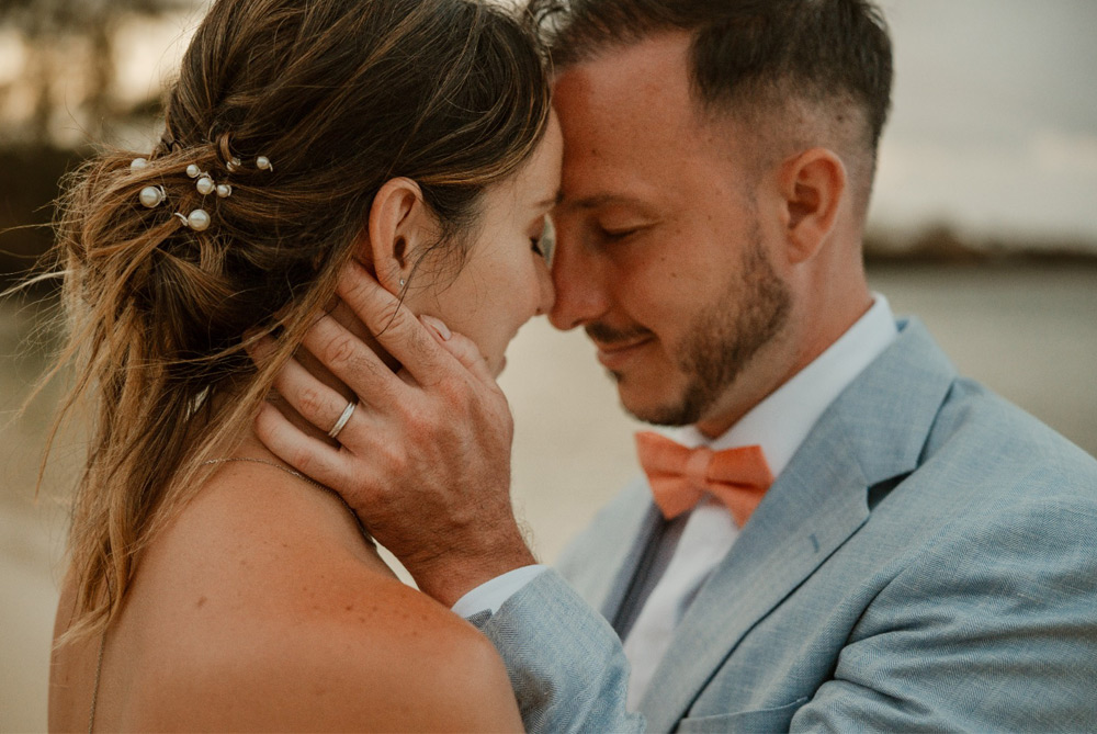 Couple de mariés partageant un moment intime et émotionnel lors de leur mariage