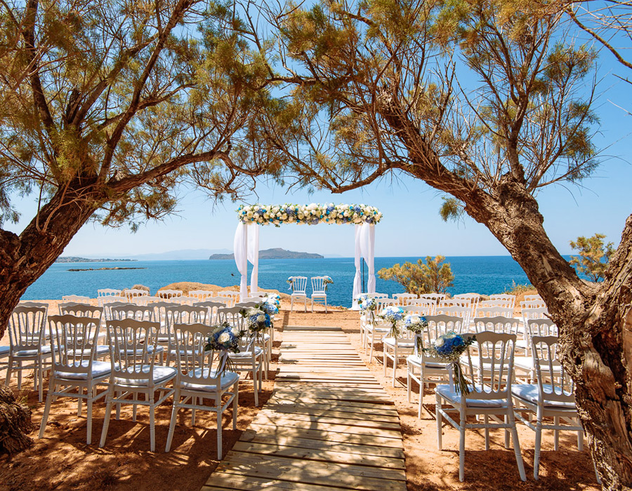 Installation de cérémonie de mariage en bord de mer pour un destination wedding