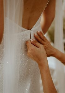 Détail d’une robe de mariée élégante lors d’un mariage haut de gamme