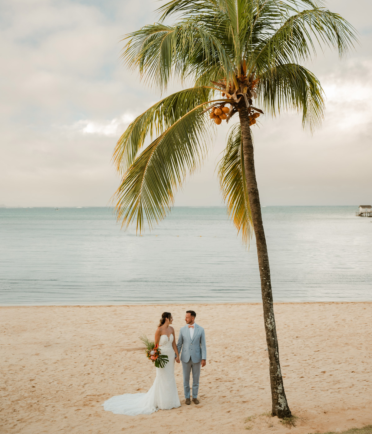 Couple de mariés sur une plage paradisiaque à l’île Maurice
