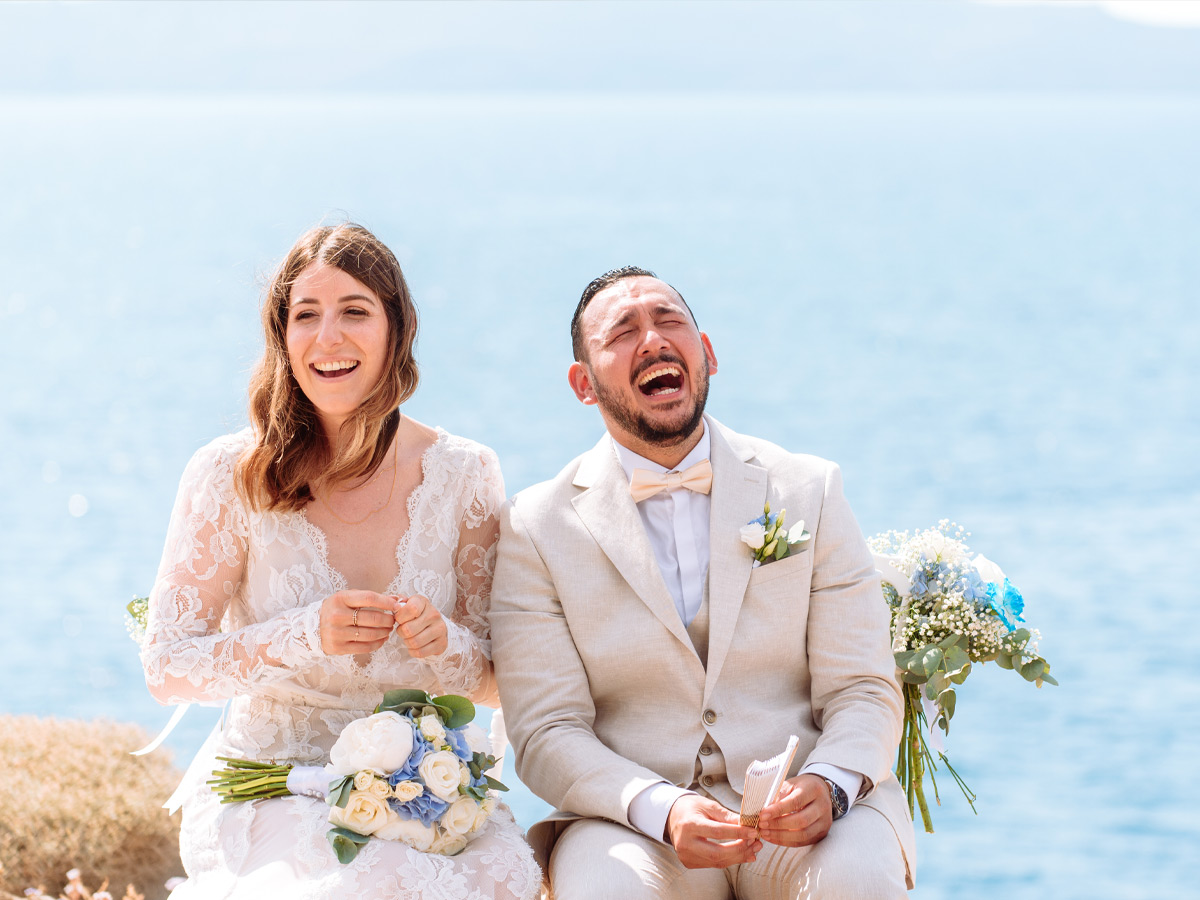 Mariés pendant une cérémonie laïque accompagnée par un officiant professionnel