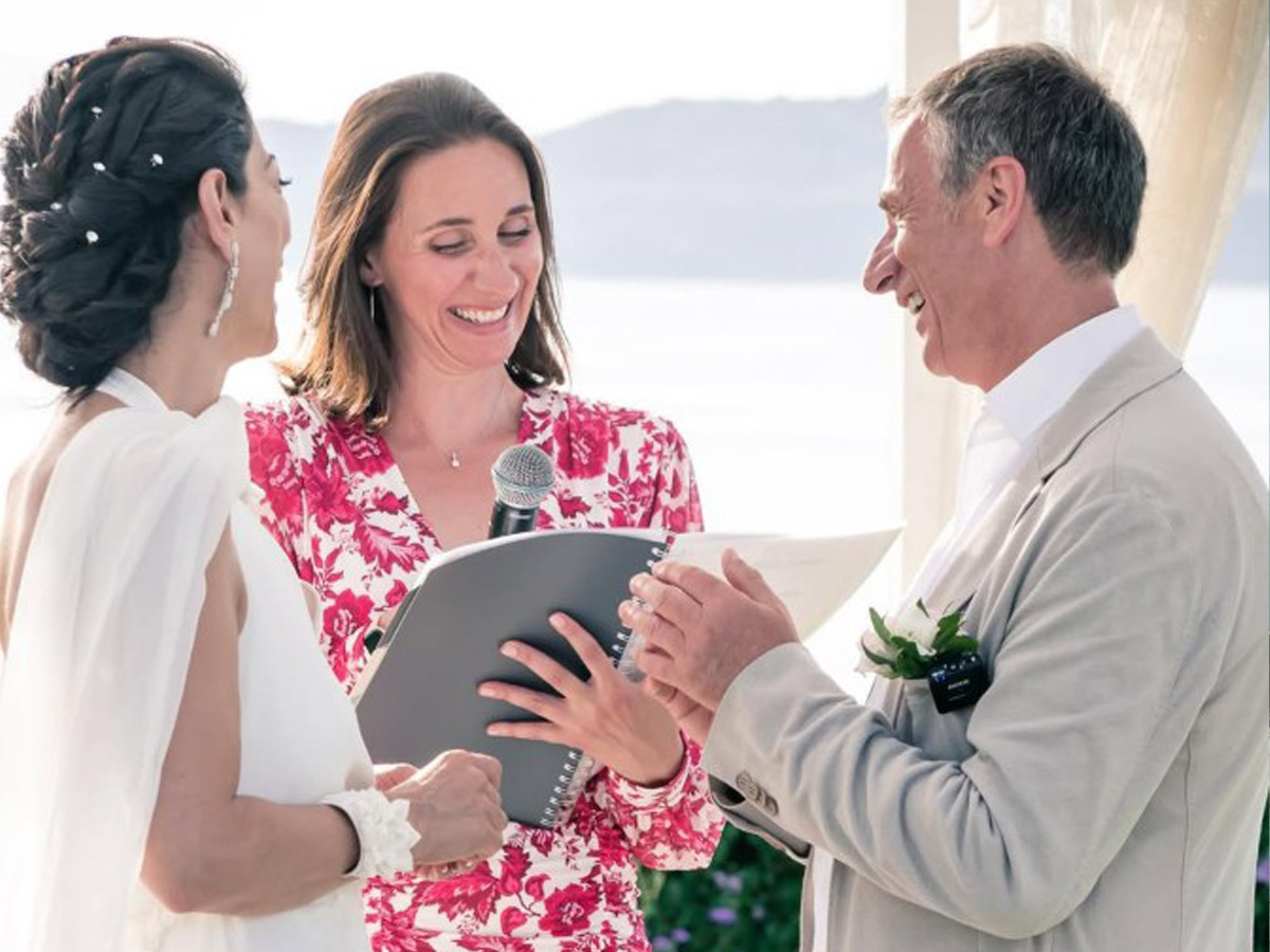 Officiante célébrant une cérémonie de mariage avec émotion et authenticité