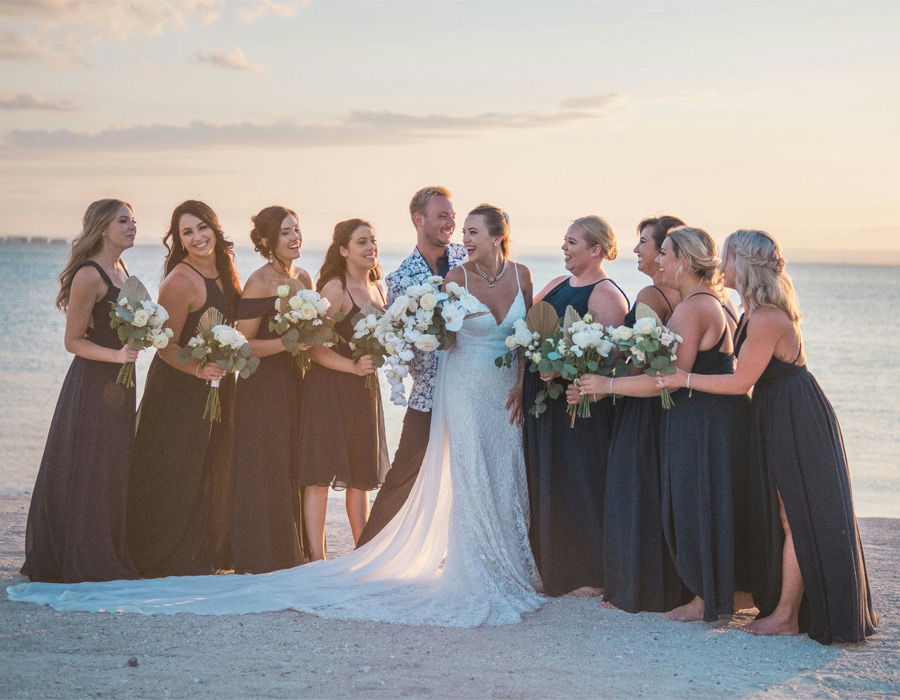 Mariée entourée de ses demoiselles d’honneur lors d’un mariage organisé par une wedding planner