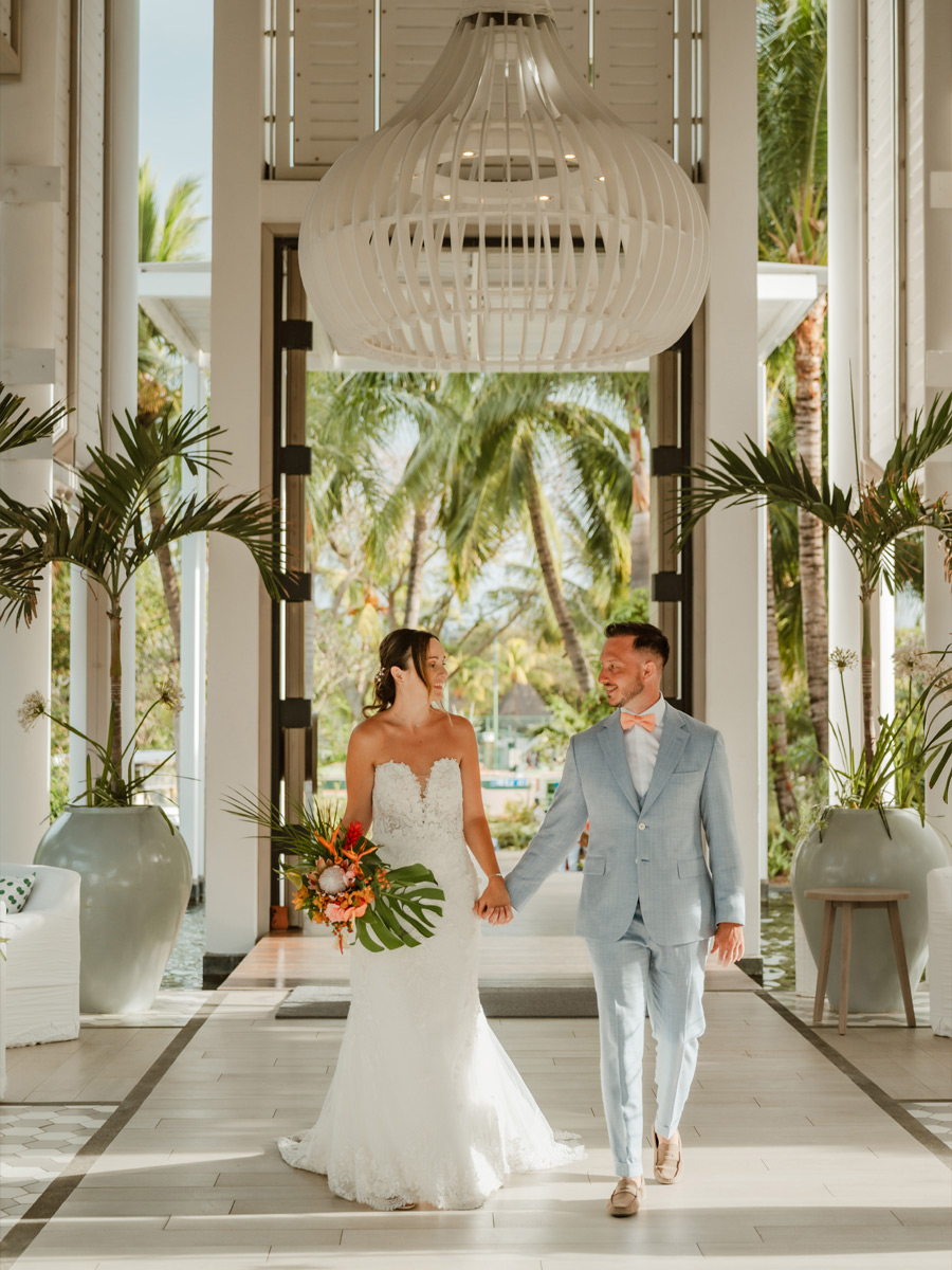 Couple de mariés dans un hôtel tropical lors d’un mariage organisé par une wedding planner