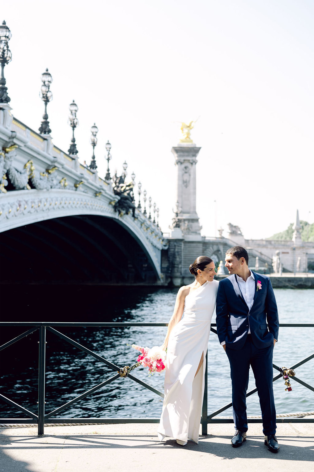 Couple de mariés à Paris accompagné par une wedding planner pour l’organisation complète du mariage