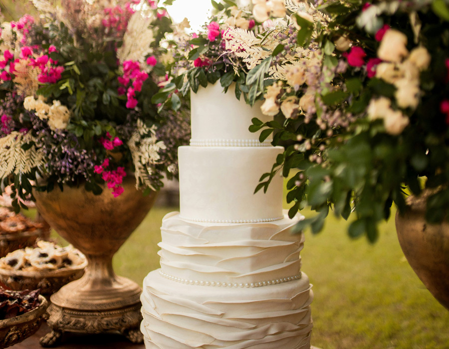Pièce montée élégante et décoration florale pour un mariage raffiné