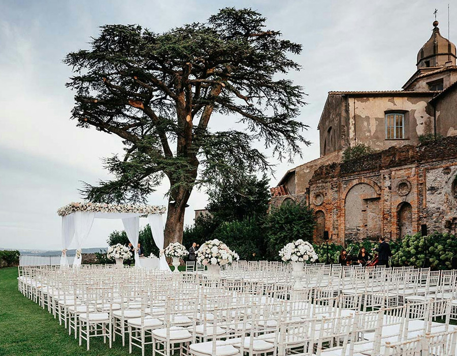 Lieu de réception élégant sélectionné pour un mariage haut de gamme en extérieur