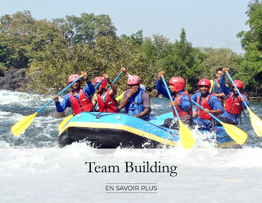 Équipe participant à une activité rafting lors d’un team building