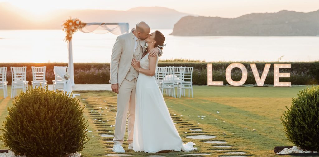 Couple de mariés lors d’un mariage élégant organisé par une wedding planner haut de gamme