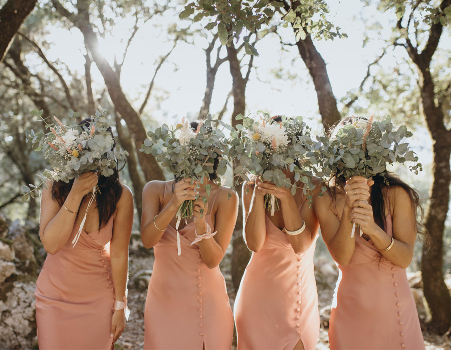 Demoiselles d’honneur tenant des bouquets lors d’un mariage organisé par une wedding planner