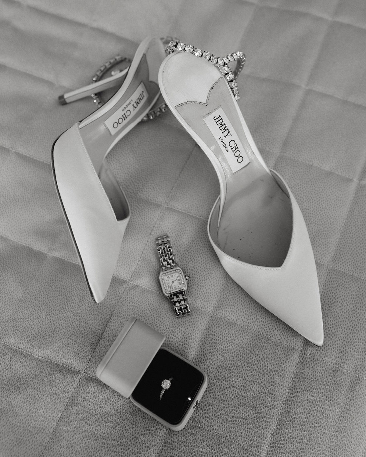 Accessoires de mariée élégants avant la cérémonie