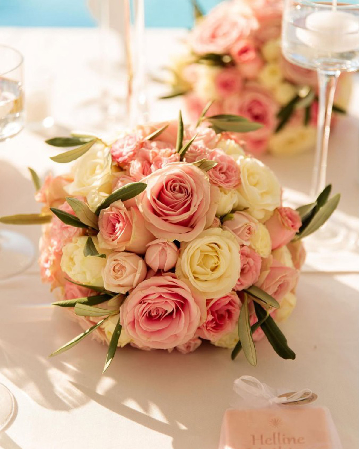 Bouquet de mariée composé de roses pastel