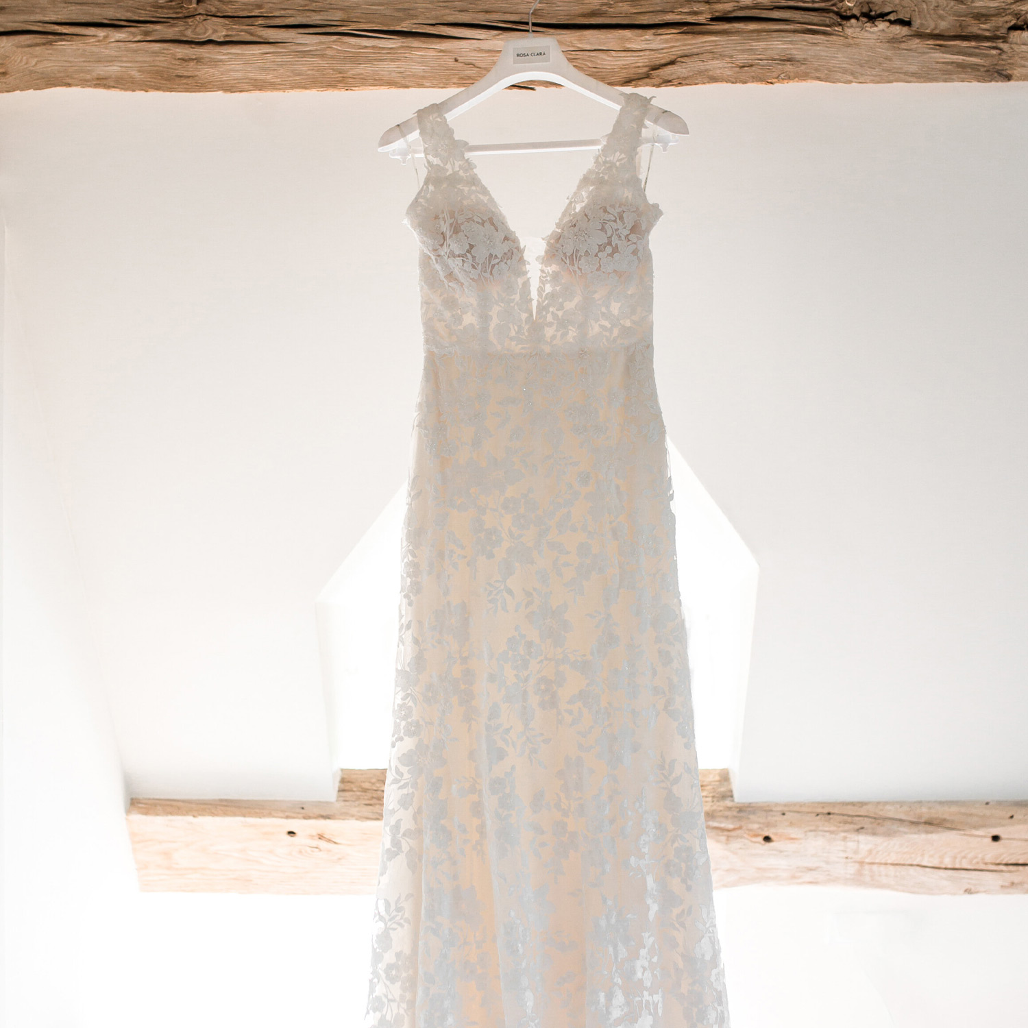 Robe de mariée blanche suspendue avant le mariage