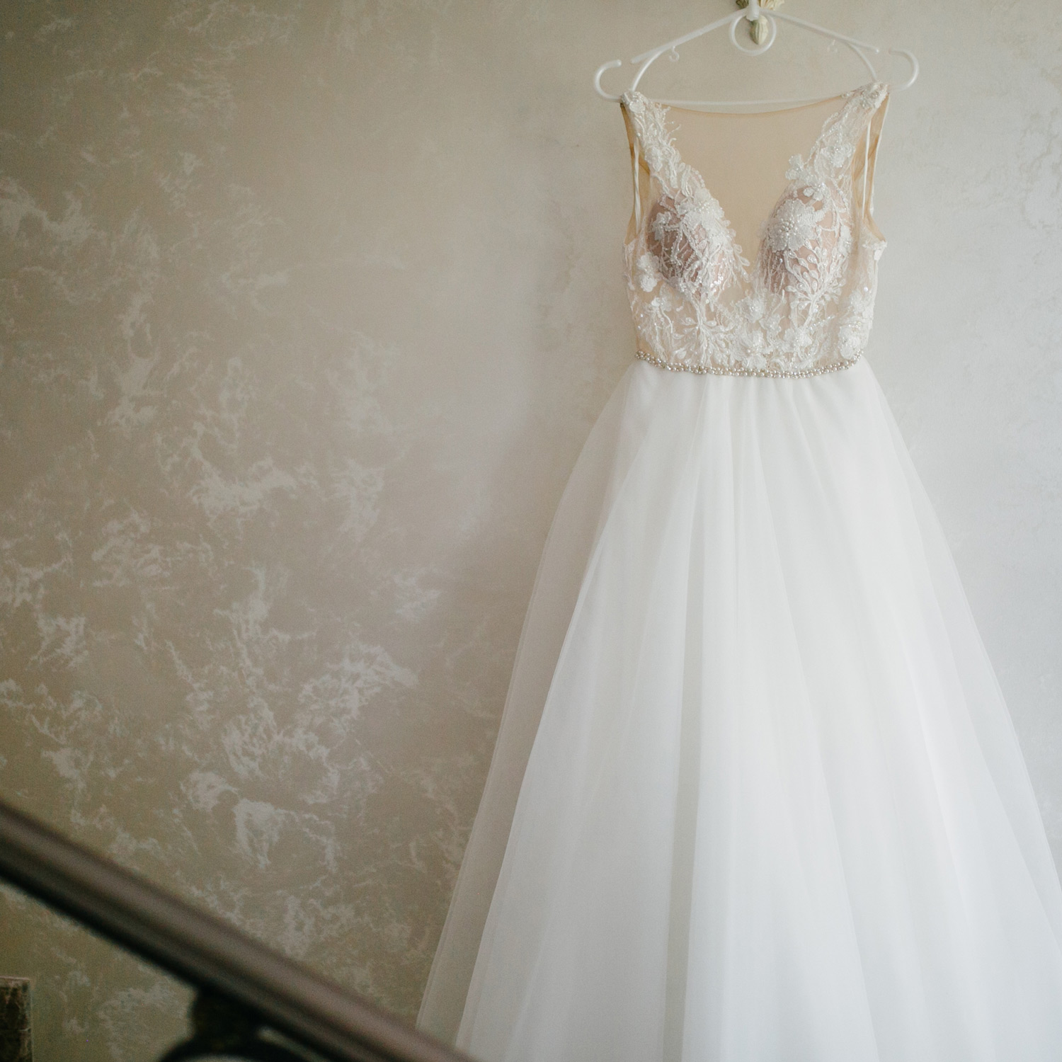 Robe de mariée blanche suspendue avant le mariage