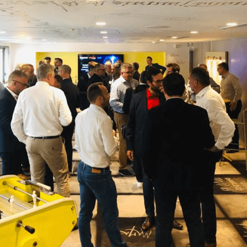Participants échangeant lors d’une convention d’entreprise