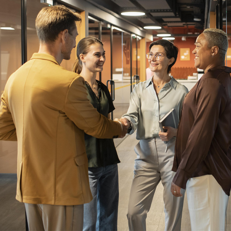 Professionnels échangeant lors d’un évènement corporate