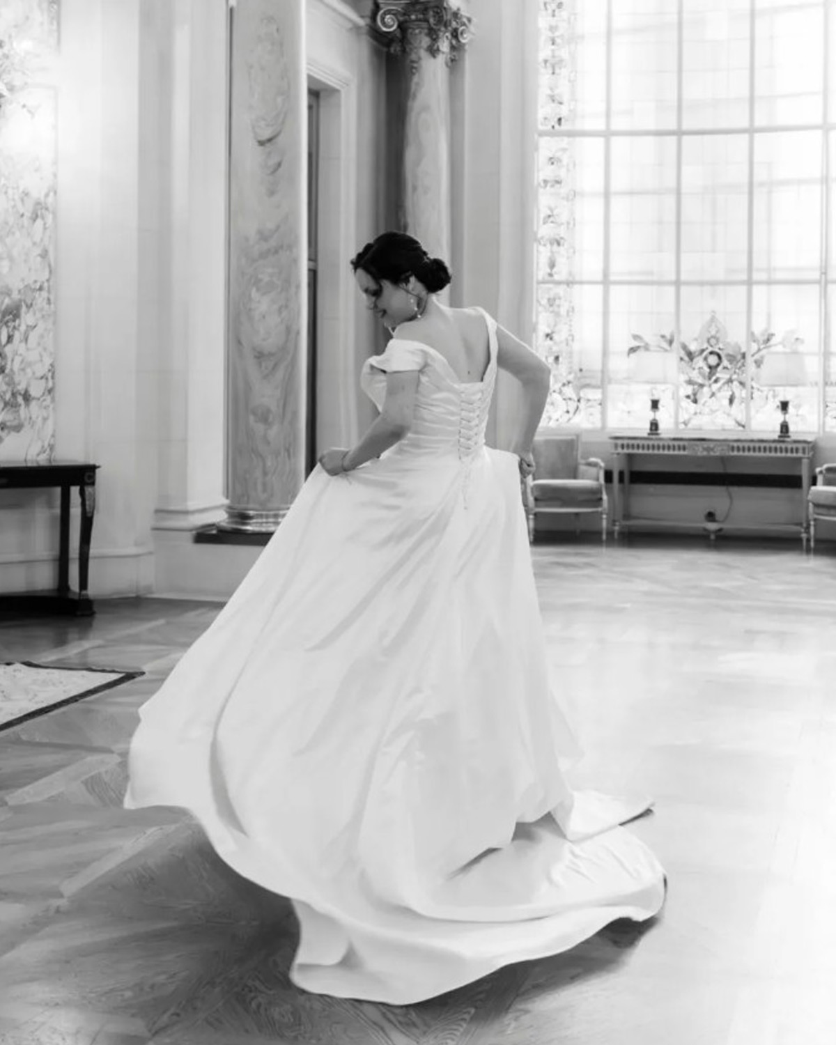 Mariée en robe blanche dans un lieu de réception