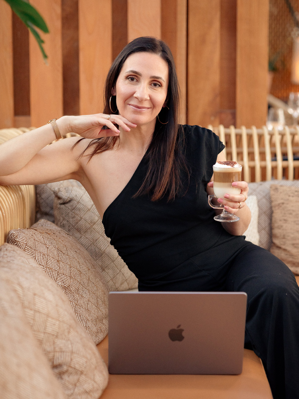 Sandra Callarec organisatrice d’événements avec ordinateur portable