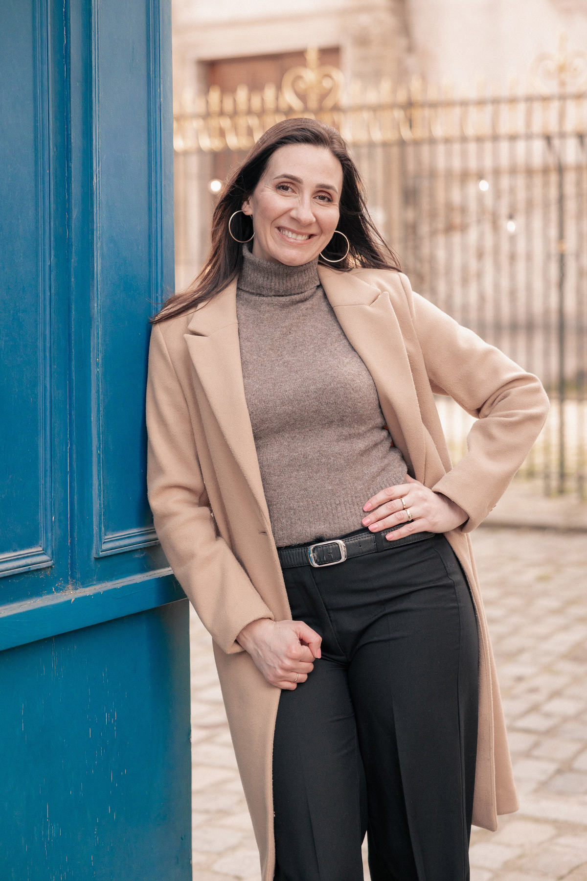 Sandra Callarec devant une porte bleue à Paris