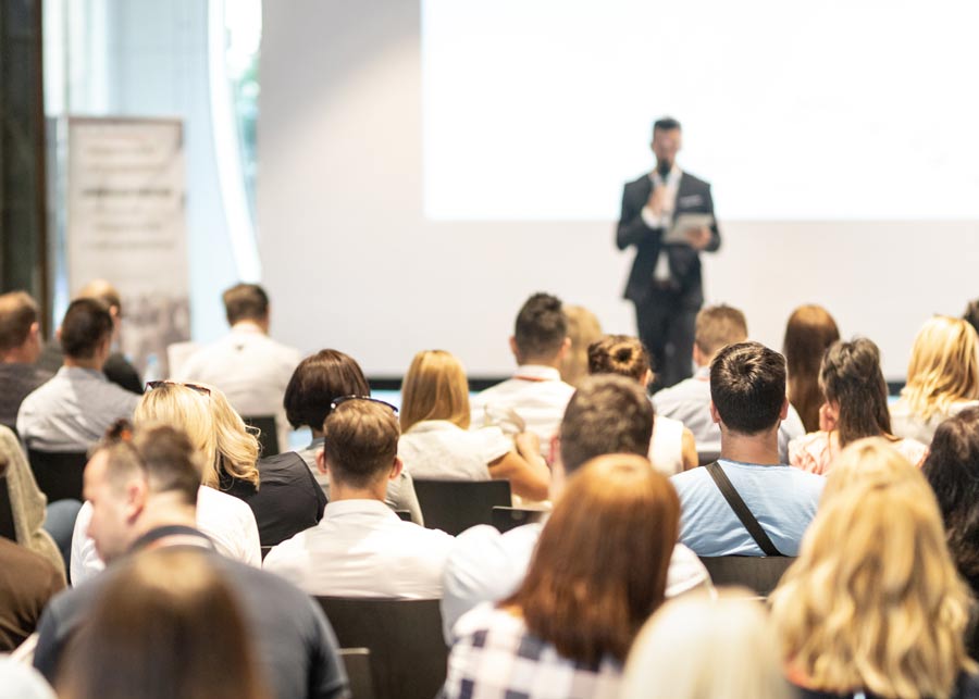 Participants assistant à un séminaire professionnel avec conférence