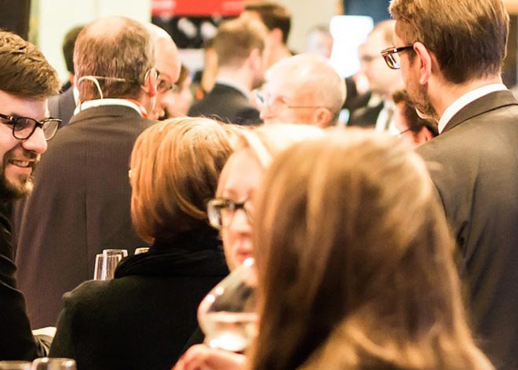 Invités échangeant lors d’une soirée d’entreprise professionnelle