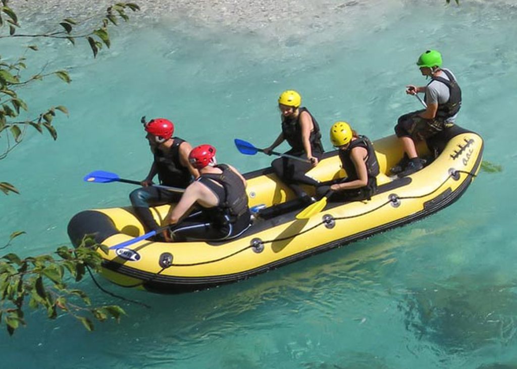 Équipe participant à une activité rafting lors d’un team building