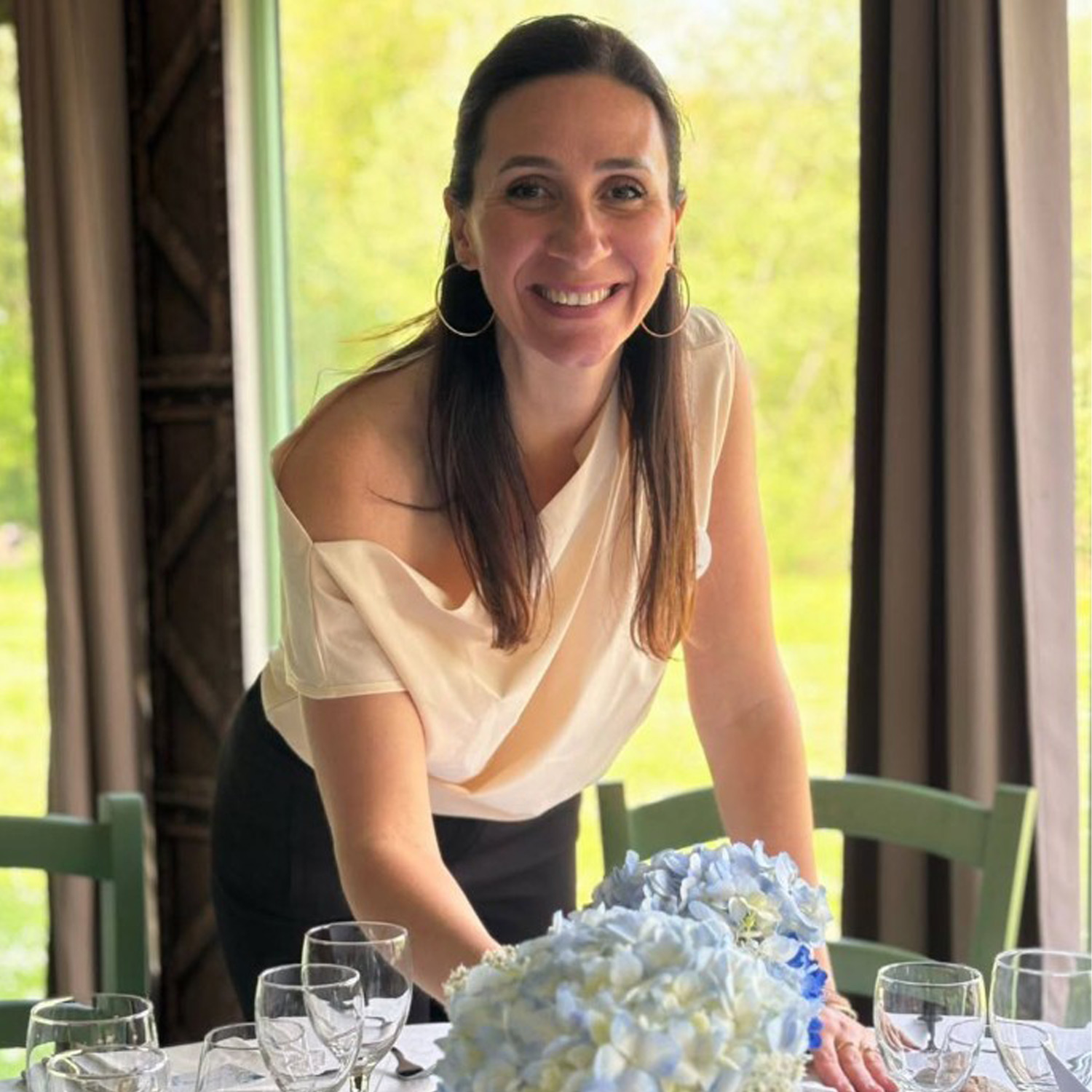 Wedding planner préparant une décoration de table pour un mariage