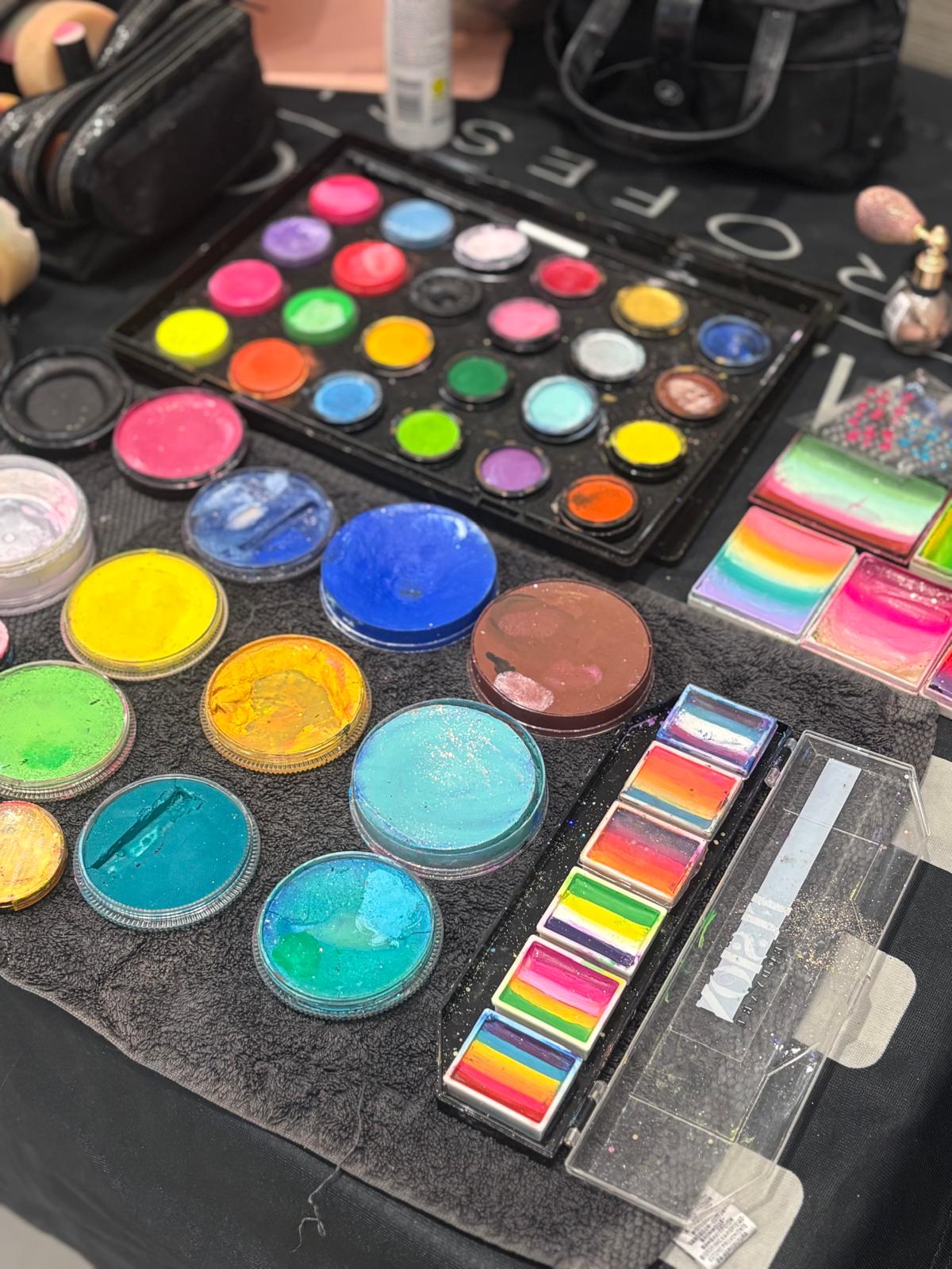 Palettes colorées utilisées pour l’atelier maquillage destiné aux enfants