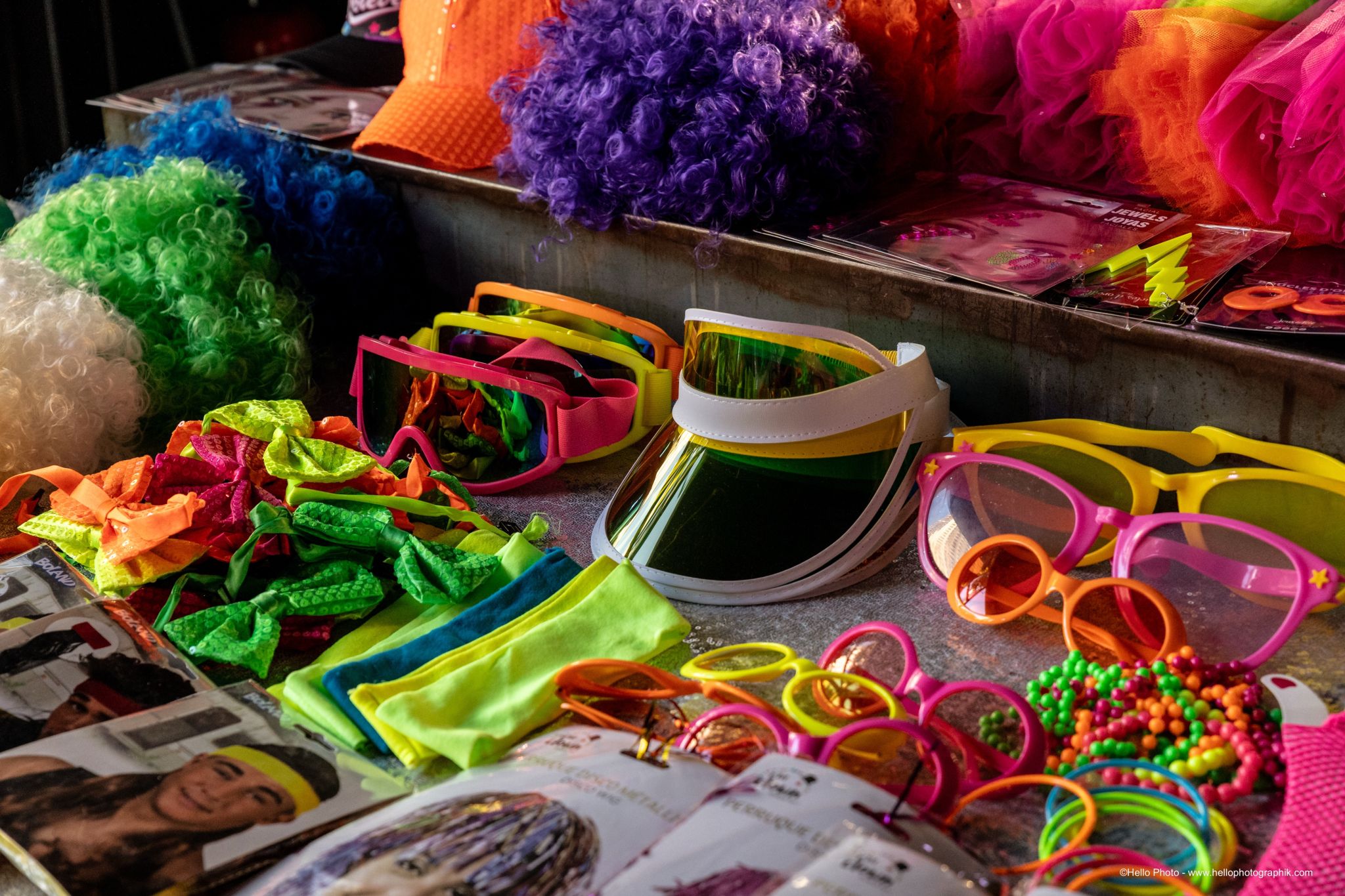 Perruques, lunettes et accessoires colorés pour une soirée années 80