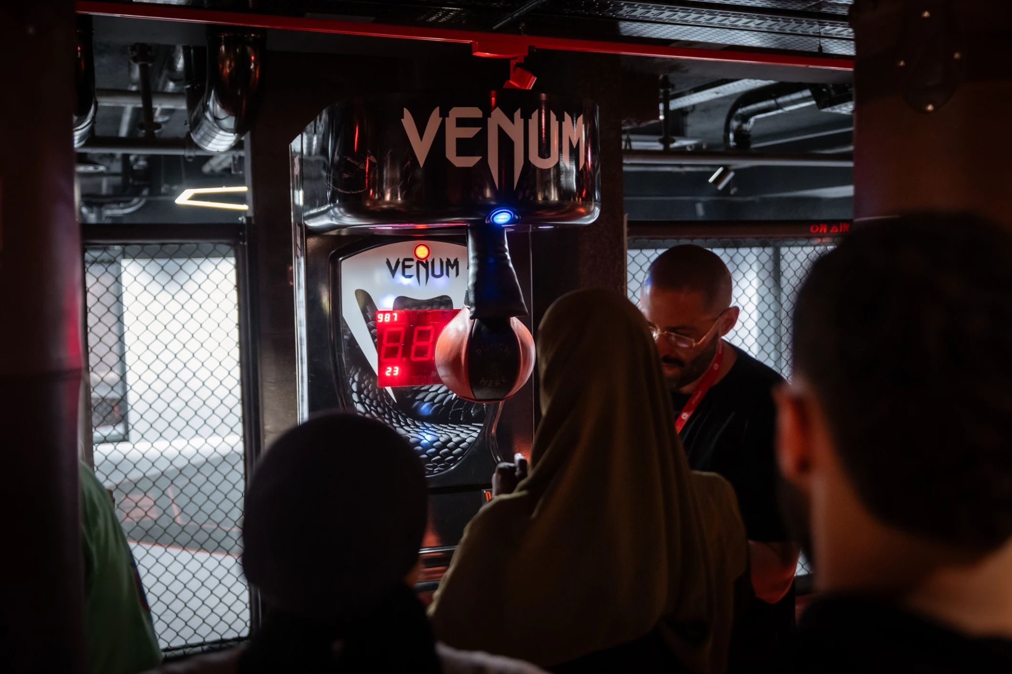 Animation de bartending présentée aux invités pendant une soirée d’entreprise