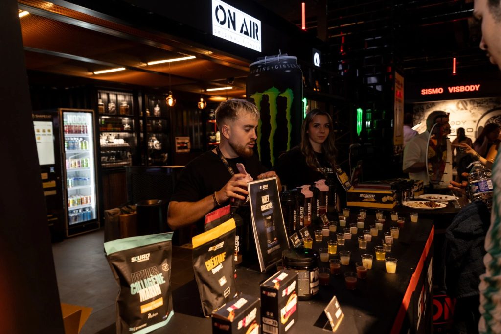 Barman préparant des cocktails dans un espace décoré aux couleurs d’On Air Fitness