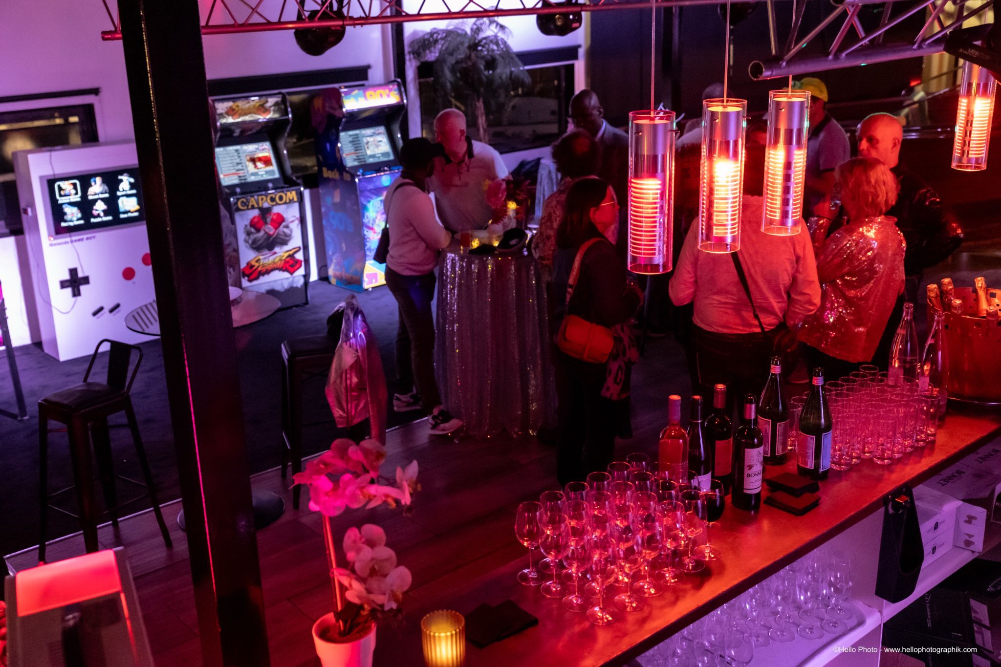 Bar à cocktails éclairé aux couleurs de la soirée d’entreprise d’Air Climat