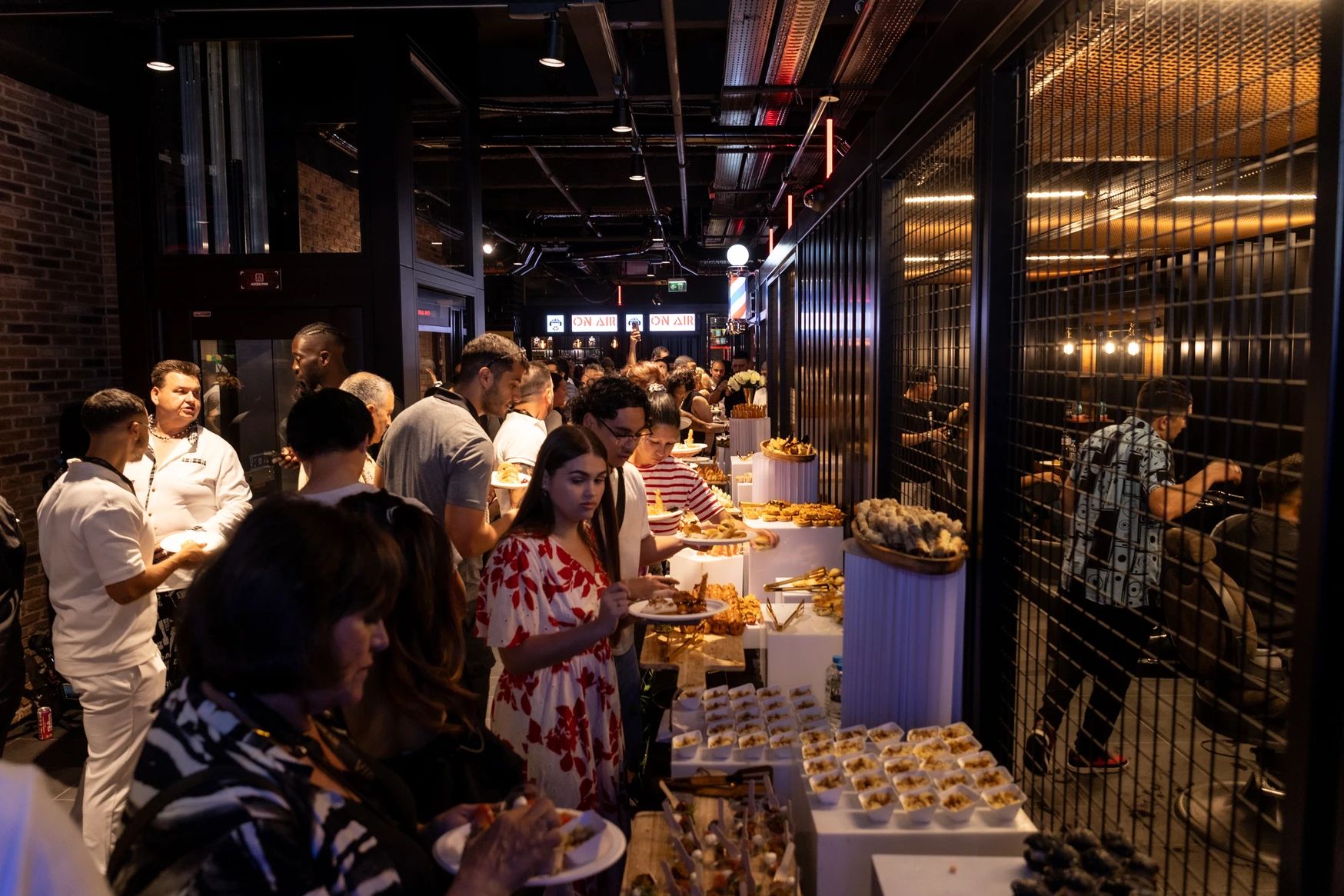 Participants réunis autour du buffet pendant une convention d’entreprise