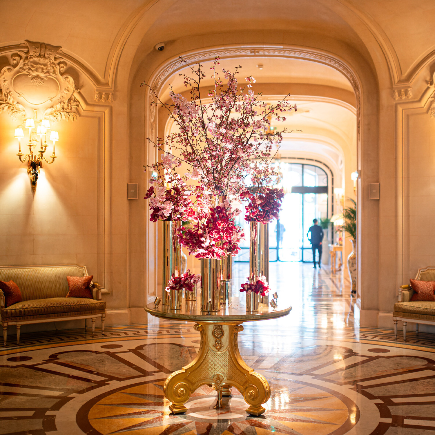 Décoration florale dans le hall élégant d’un lieu de réception pour mariage