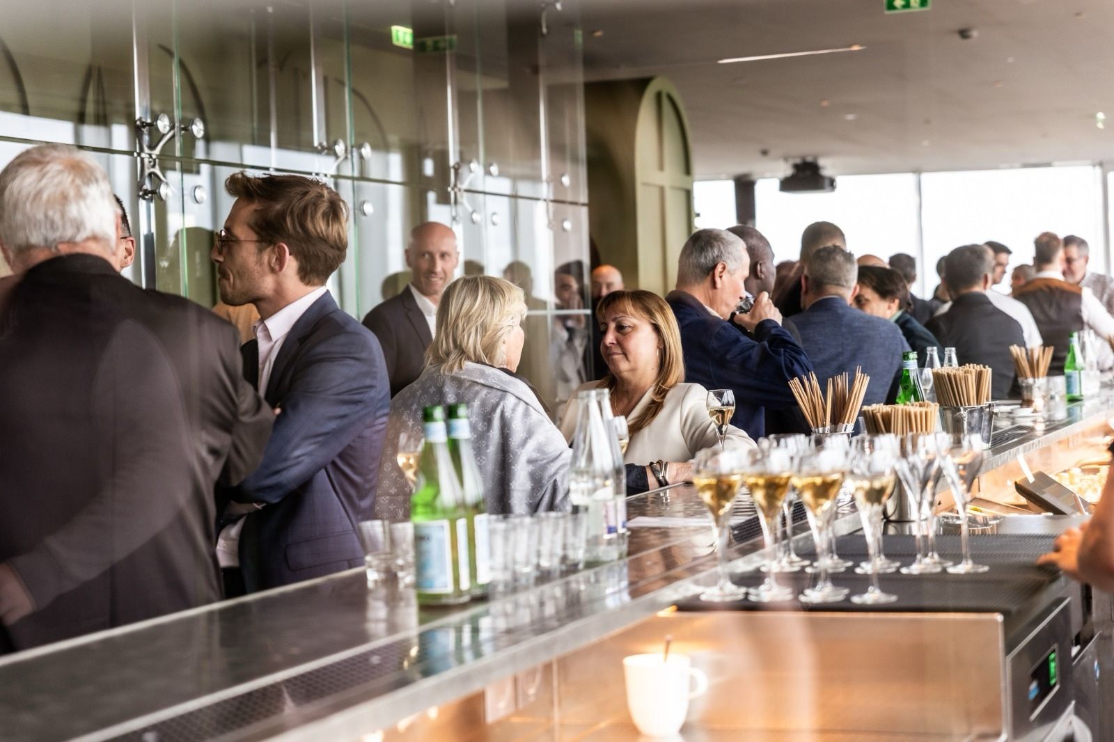 Invités réunis autour du bar pendant l’anniversaire d’entreprise d’Air Climat
