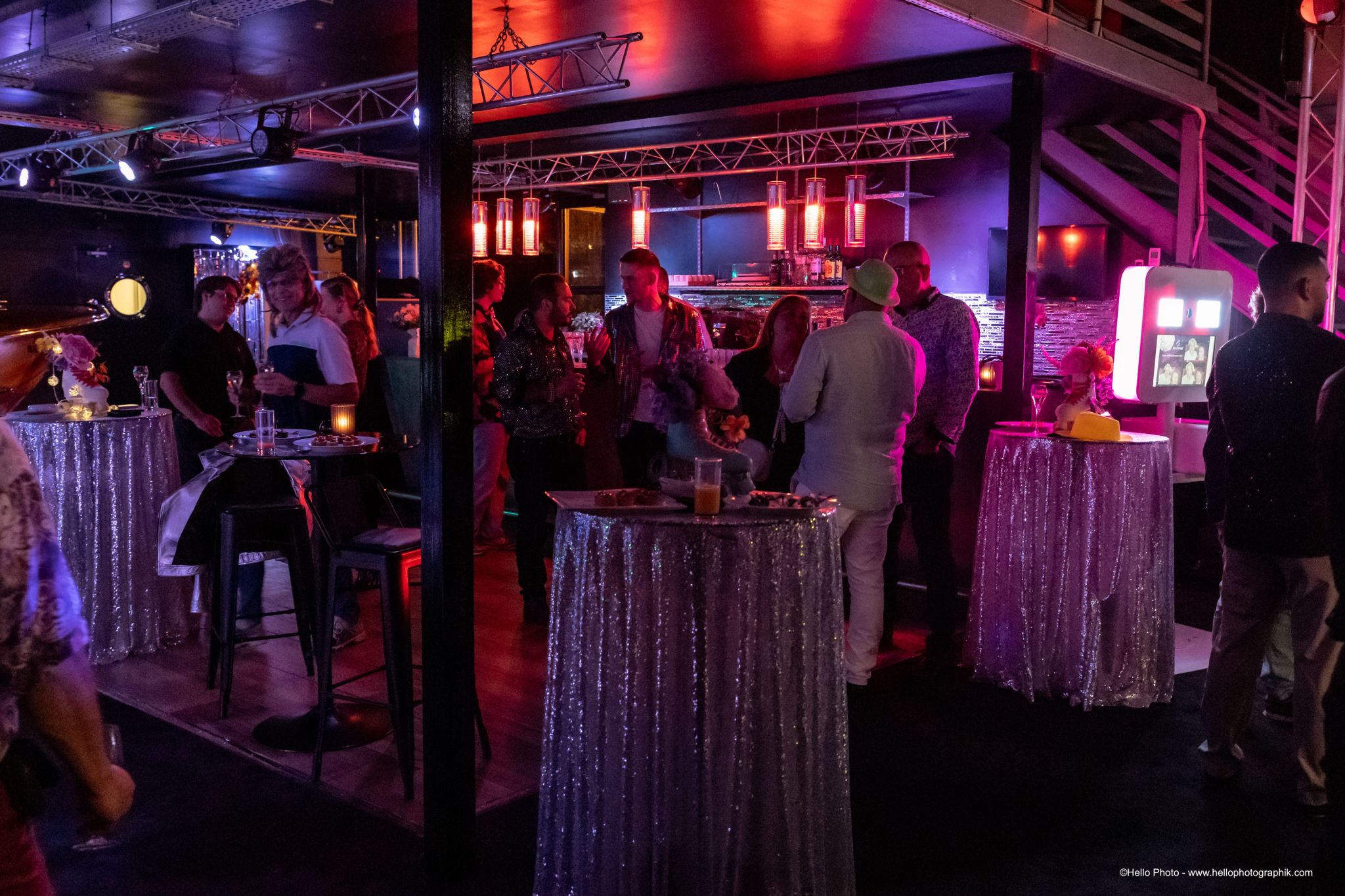 Invités réunis autour des tables pendant la soirée d’entreprise d’Air Climat