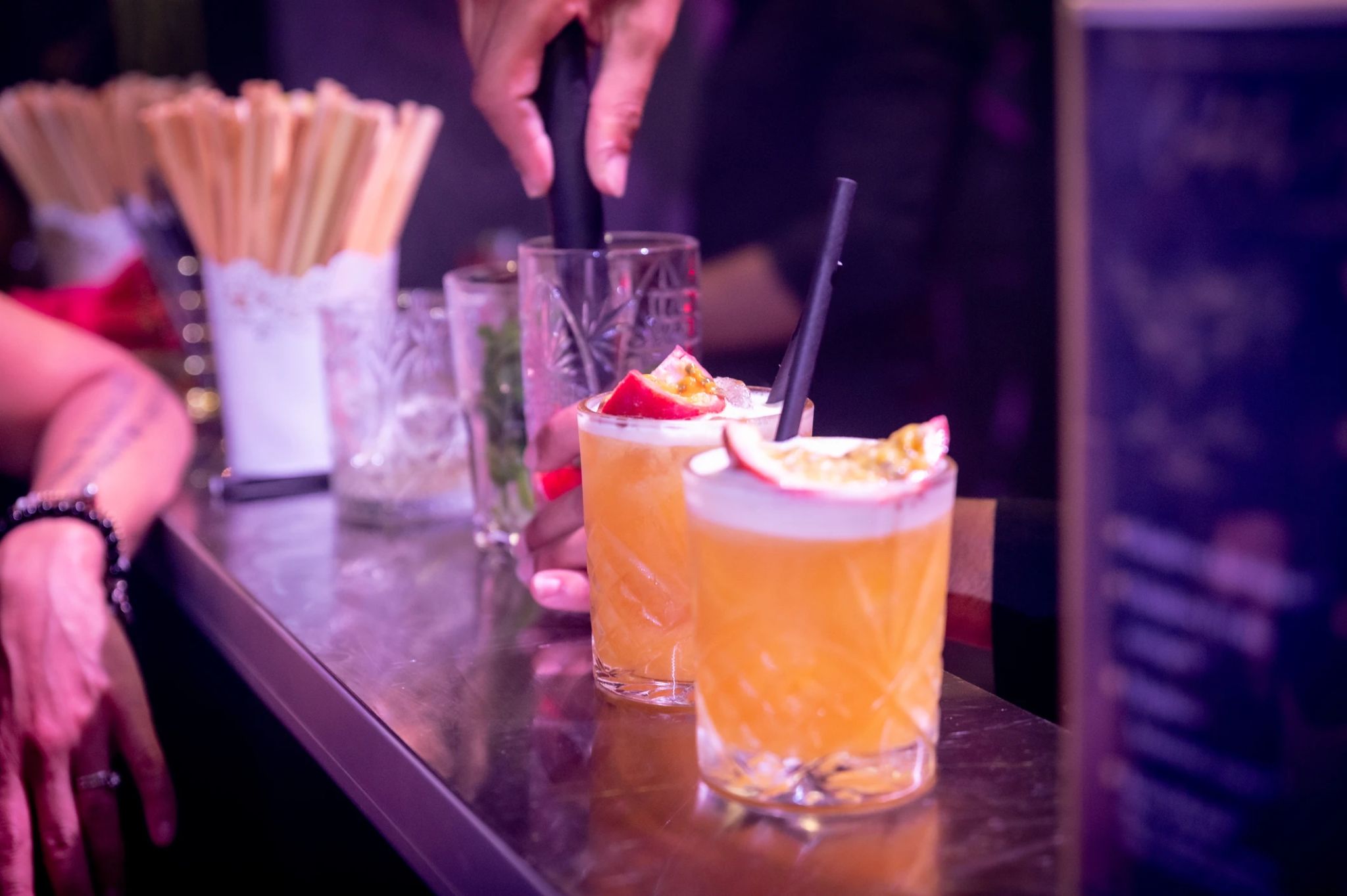 Cocktails préparés au bar pendant une soirée d’entreprise à Paris
