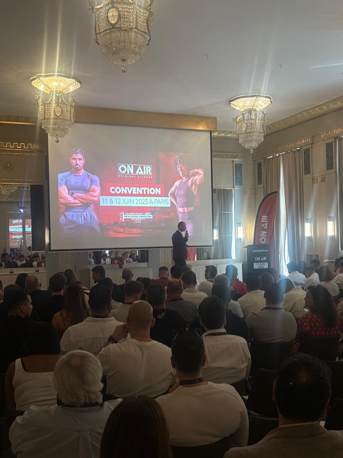 Présentation devant les participants de la convention On Air Fitness à Paris