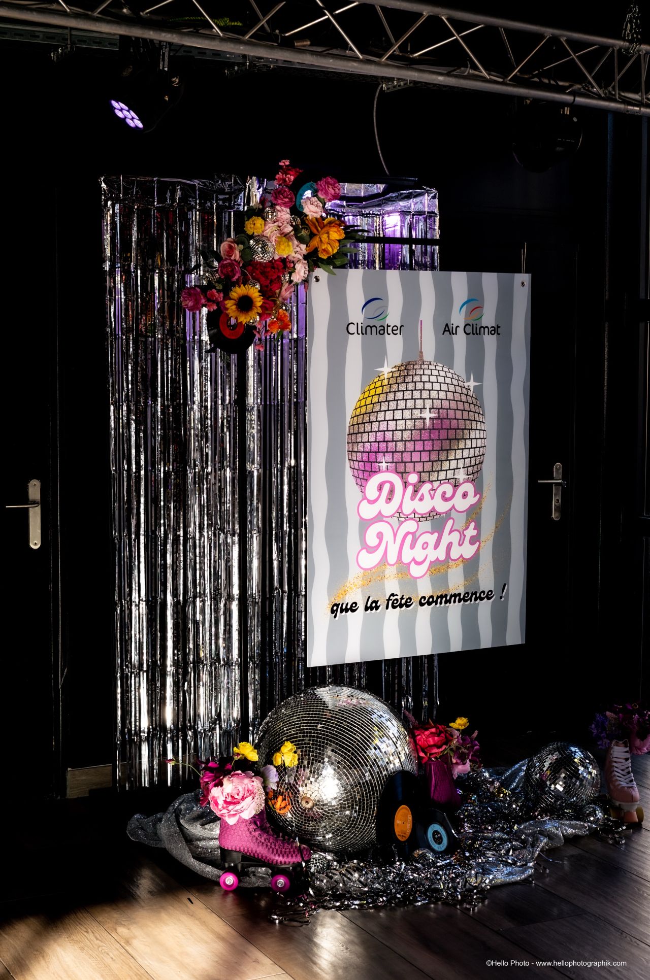 Décoration rétro avec boules à facettes pour une soirée sur le thème des années 80