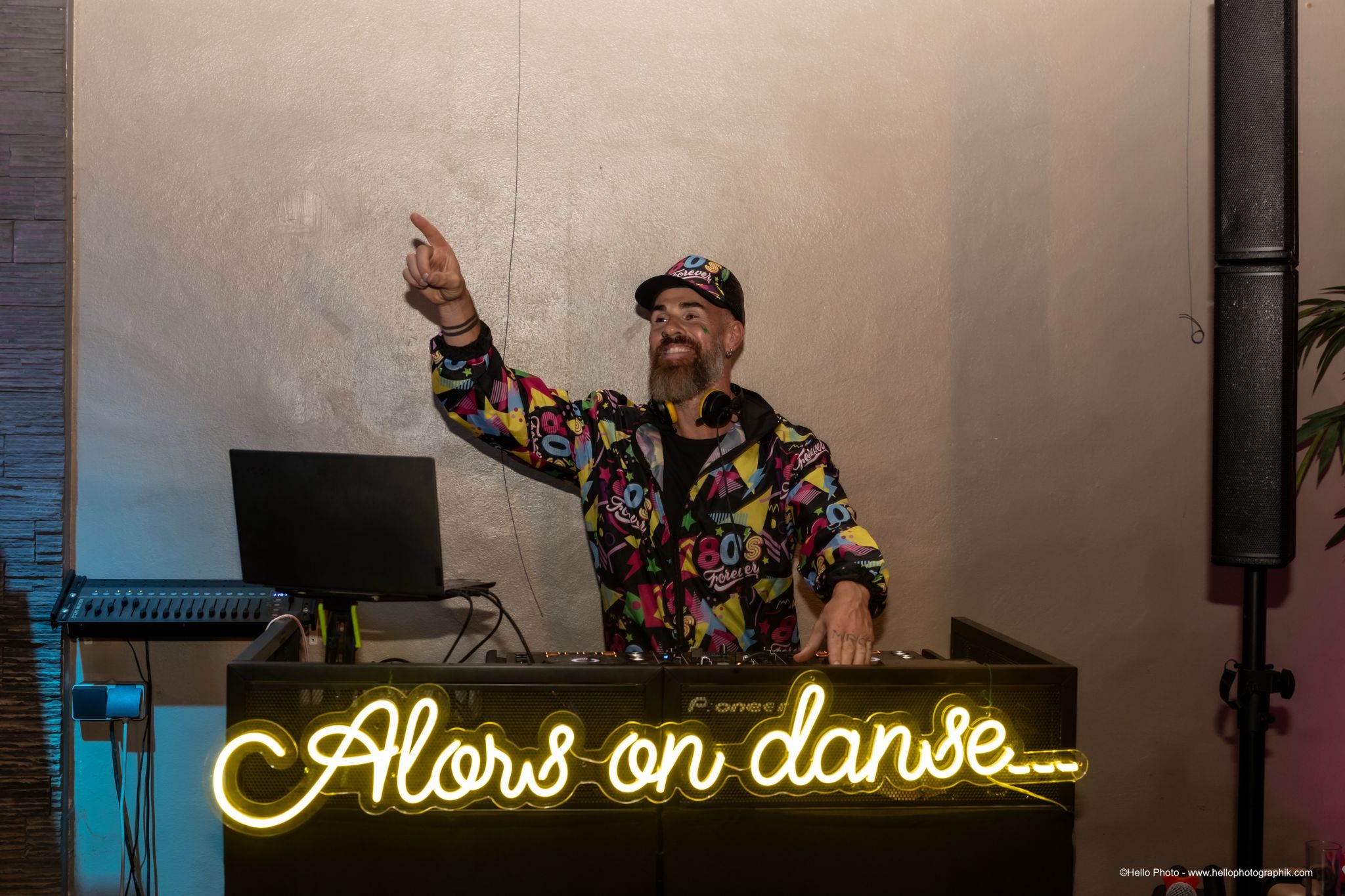 DJ animant une soirée d’entreprise sur le thème des années 80