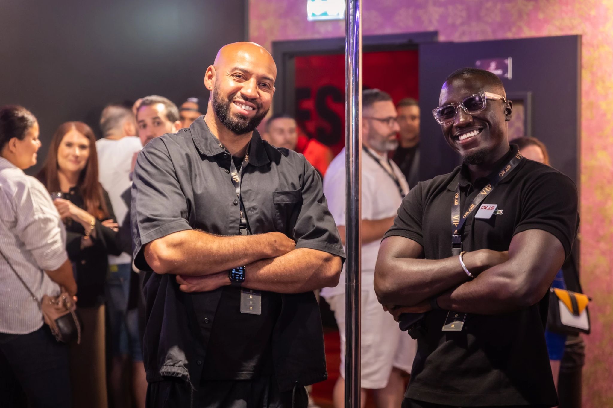 Deux membres de l’équipe d’animation souriant pendant la soirée