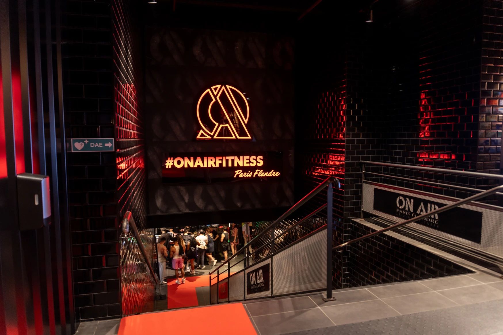 Espace événementiel décoré aux couleurs de la convention On Air Fitness