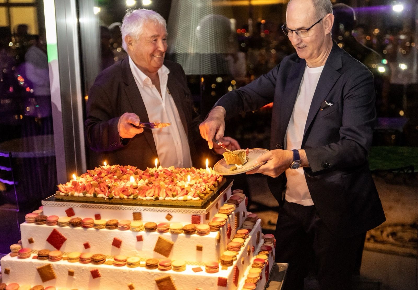Fondateur et dirigeant découpant le gâteau des 50 ans d’Air Climat
