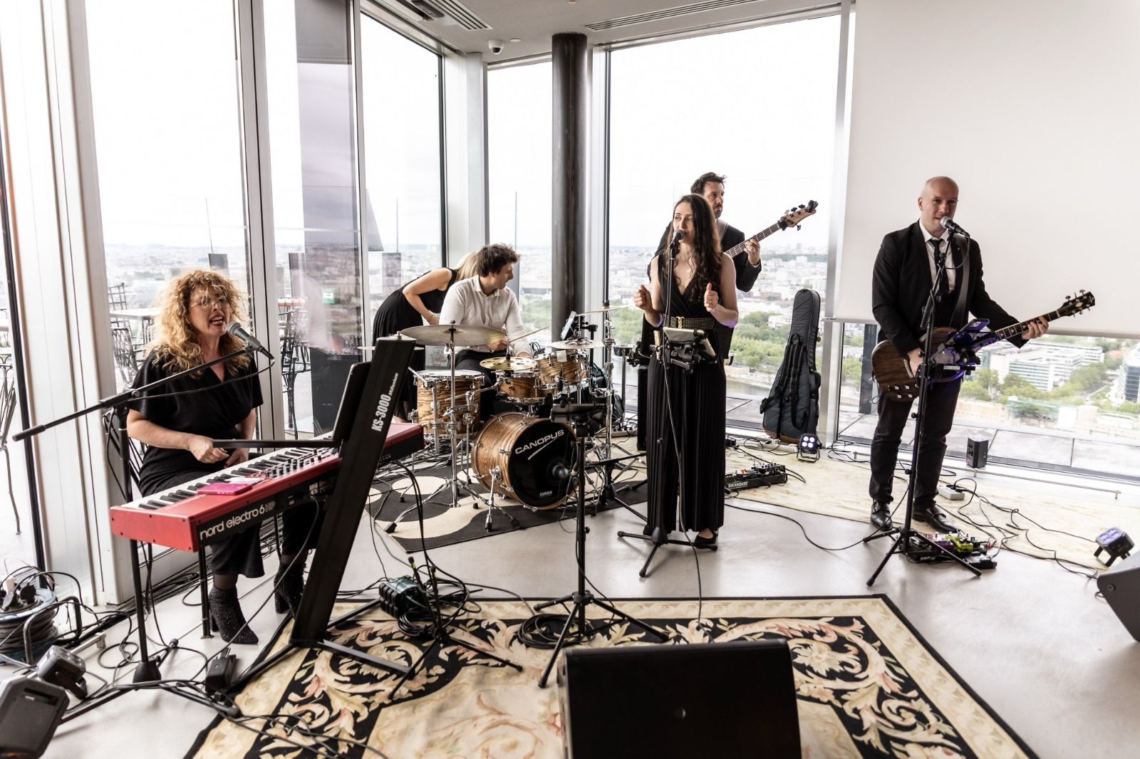 Groupe de musique jouant pendant l’anniversaire d’entreprise d’Air Climat